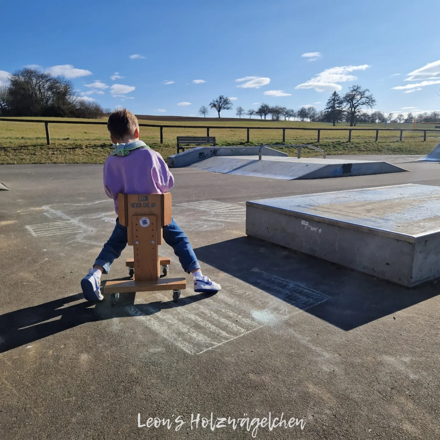 Leon mit seinem Holzwägelchen auf der Skaterbahn