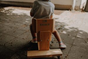 Leons Holzwägelchen von Hinten - mit der Aufschrift "NEVERGIVE UP!"