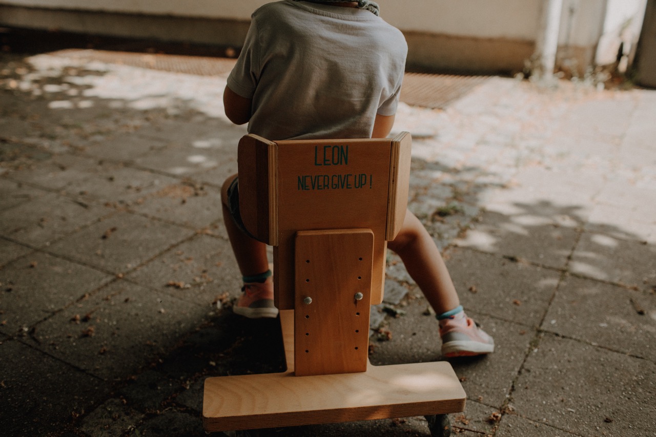 Leons Holzwägelchen von Hinten - mit der Aufschrift "NEVERGIVE UP!"