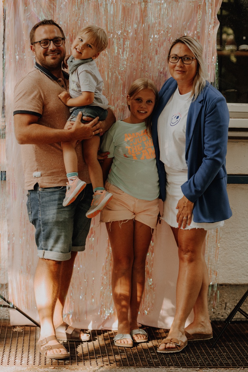 Leons Familie mit Vater Basti, Schwester Emma und Mama Micahela