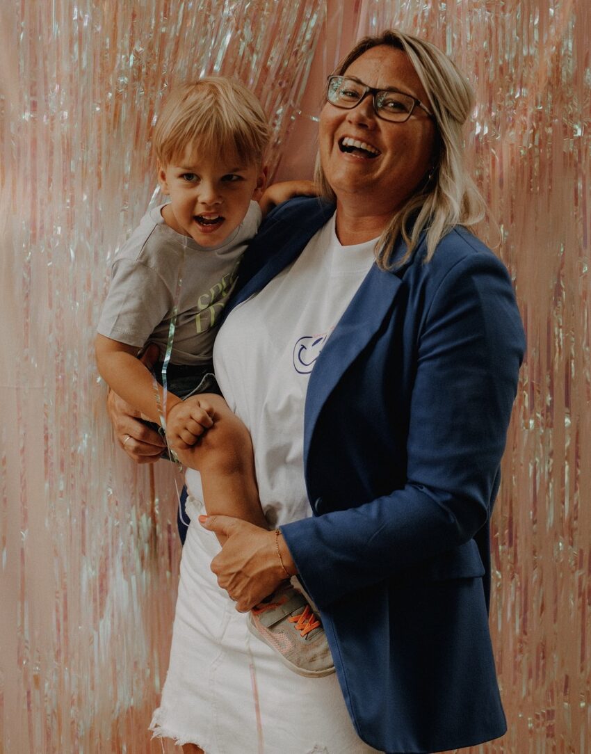 Michaela Keupp die Erfinderin vom Holzwägelchen und ihr Sohn Leon, den Sie auf dem Arm hält