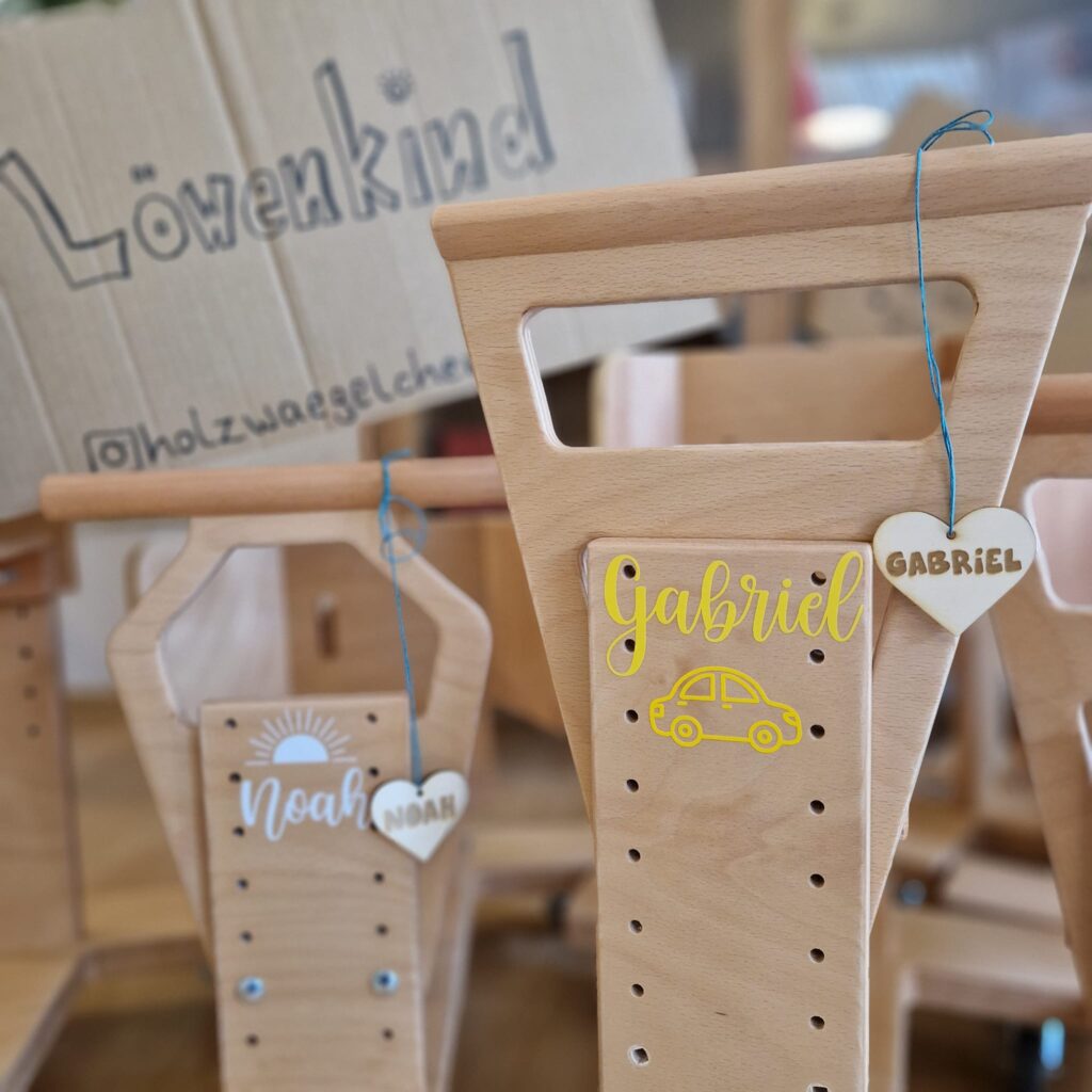 Das Holzwägelchen mit personalisierter Aufschrift