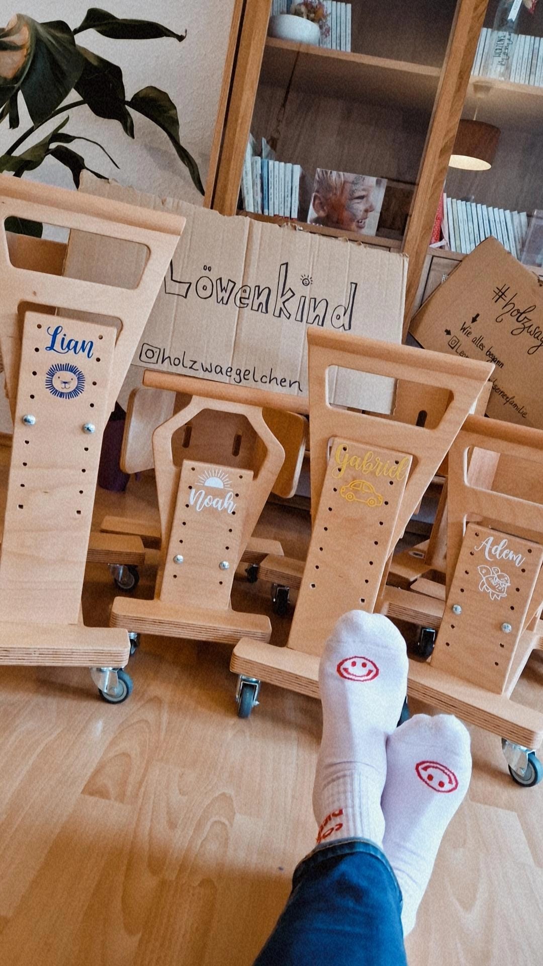 Viele Holzwägelchen in unterschiedlichen Größen und mit individuellen Beschriftungen