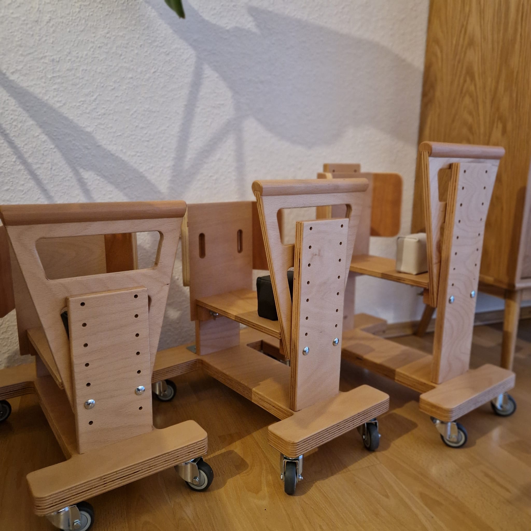 Drei Holzwägelchen in verschiedenen Bauarten.